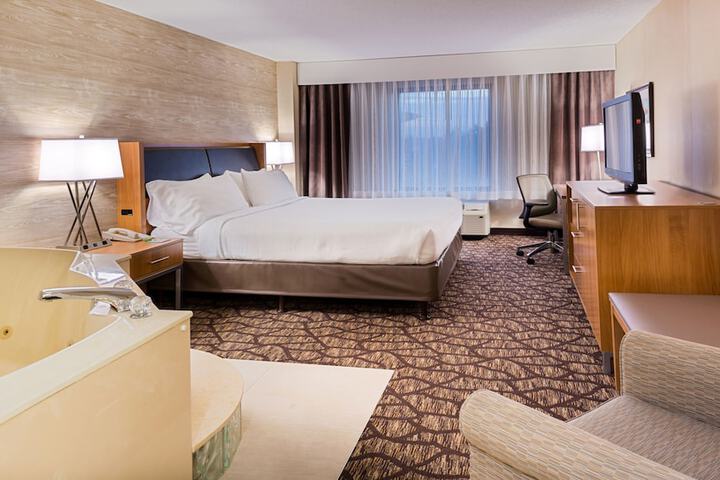Holiday Inn Hotel & Suites Warren by IHG