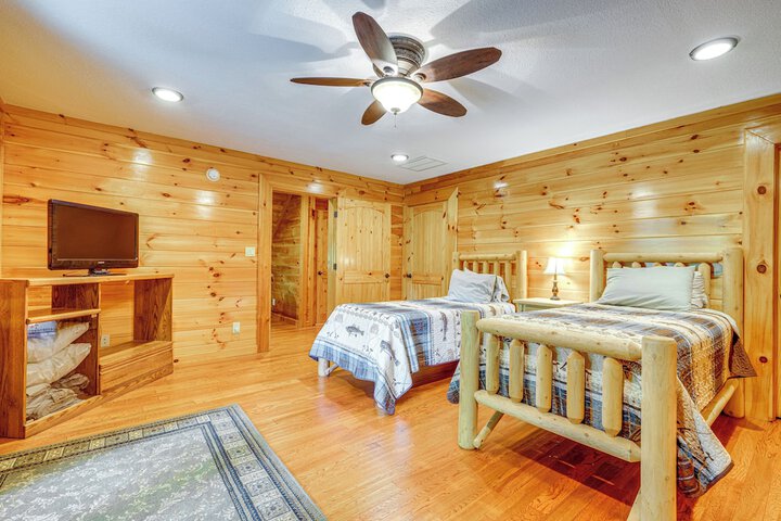 Hike Fish & Golf: Burnsville Retreat w / Deck!