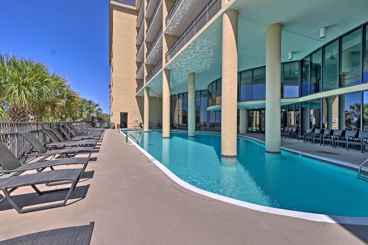 Beachfront Dauphin Island Condo w / 2 Pools & Sauna