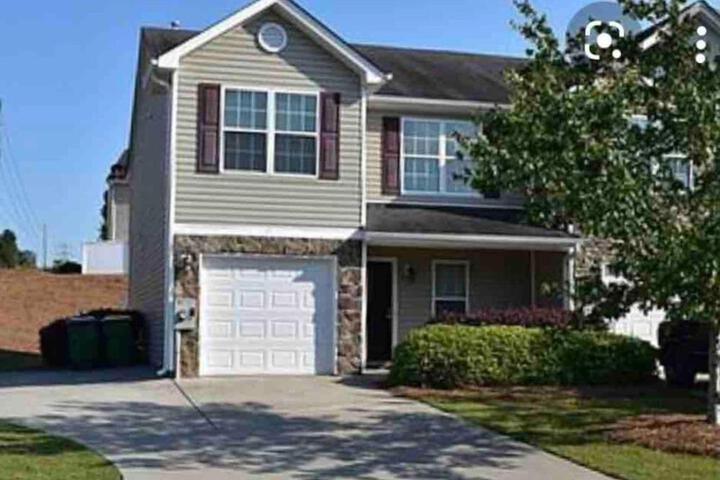 Spacious & comfy home in ultra-convenient location 2025 Traveller Award Winner
