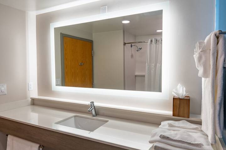 Holiday Inn Express Hotel & Suites Carneys Point by IHG