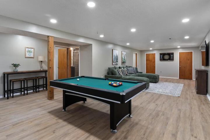 Spacious Cabin Near Hocking Hills and Caves with Hot Tub and Firepit