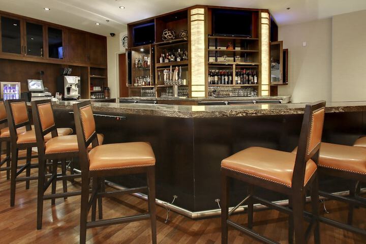 Lounge 42 of 54