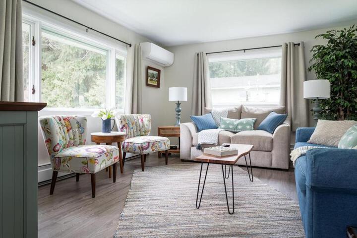 Cedar Creek Cottage Close to Downtown Traverse City Beaches and the TART Trail