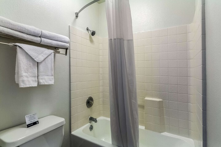 Quality Inn Fresno Near University