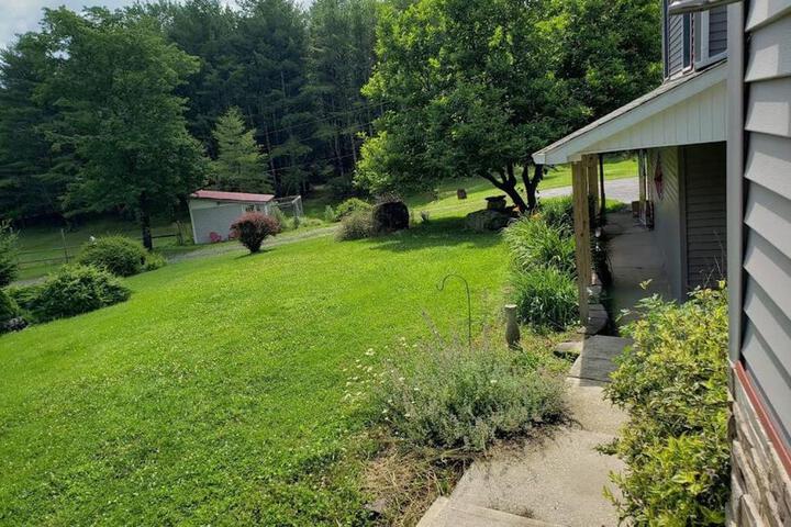 Southwoods Mountain Estate -private mansion pool, hottub+ 15 acres