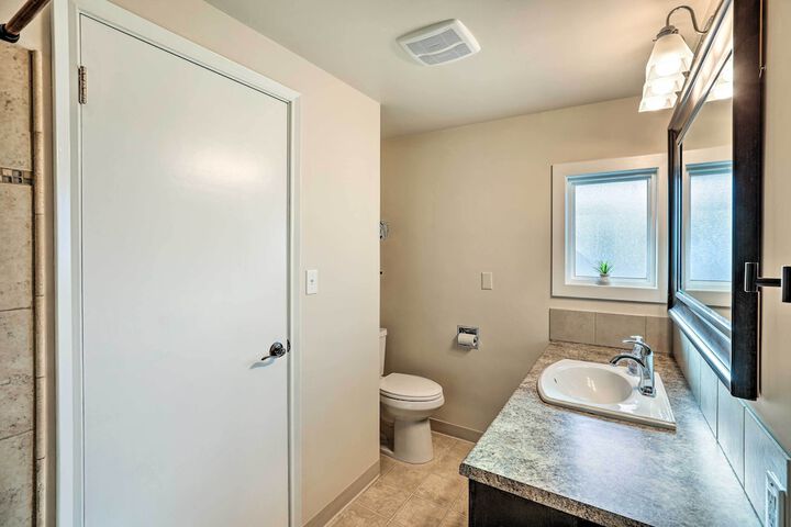 Sioux Center Split-level Home w / Game Room!