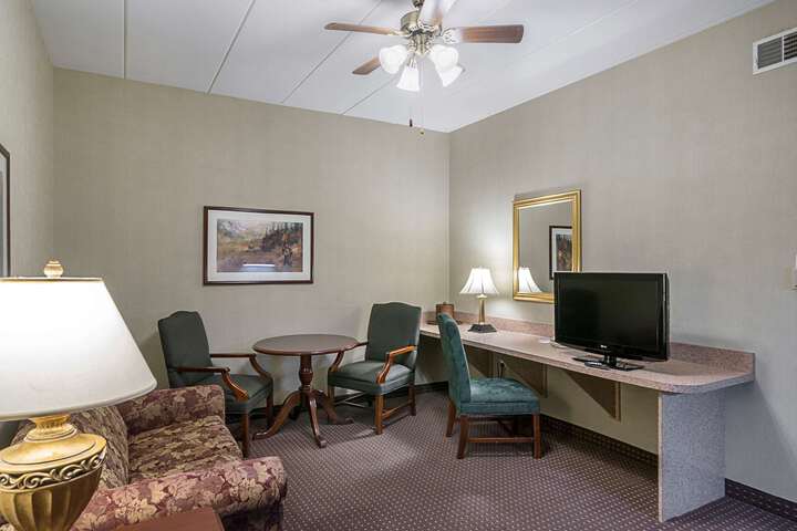 Suite 14 of 33