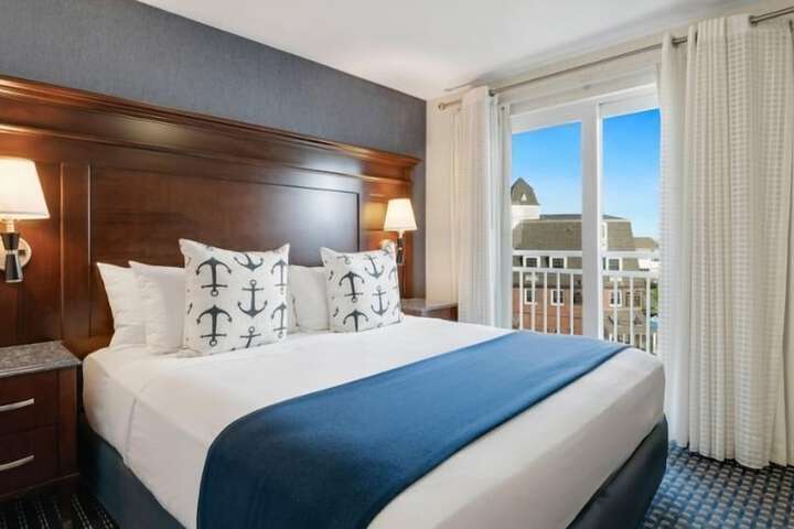 Newport Beach Hotel & Suites