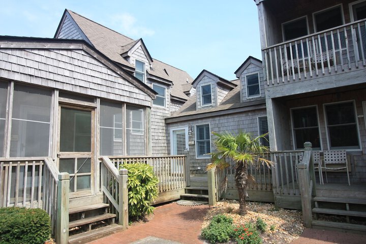 Courtyard Villas on Silver Lake Harbor