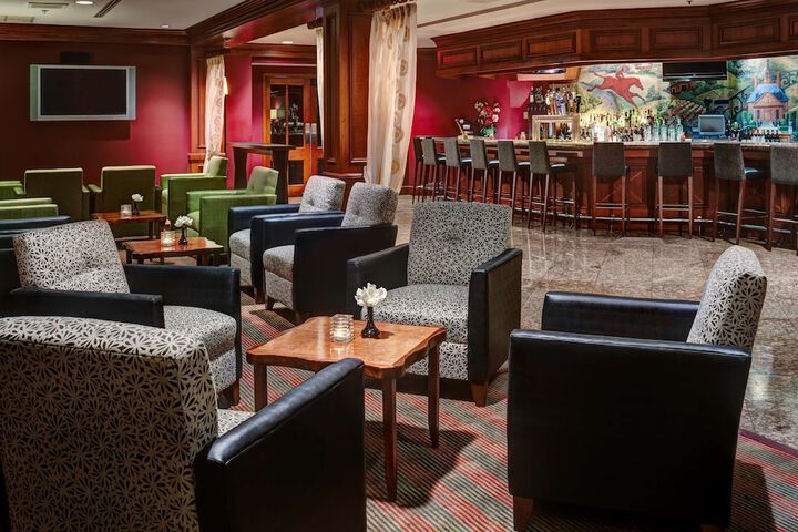 Lounge 44 of 53