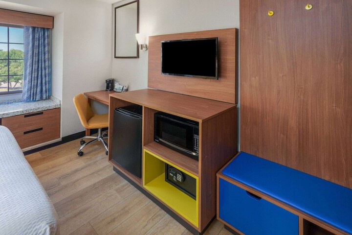 Room 13 of 28