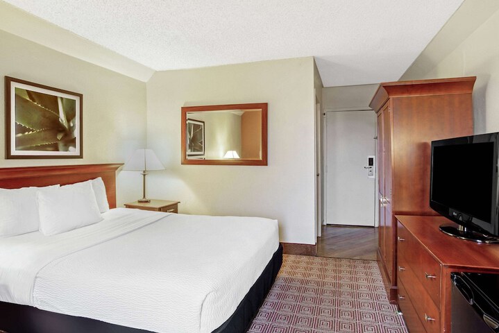 La Quinta Inn & Suites by Wyndham Stamford / New York City