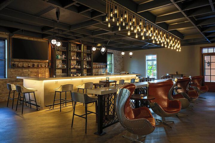 Lounge 65 of 79