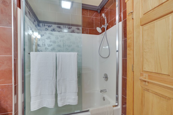 Ski-in / ski-out w/ Sauna in Jay Ski Peak Resort!