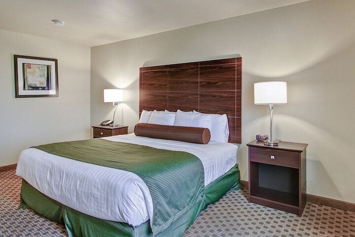 Cobblestone Hotel & Suites – Pulaski / Green Bay