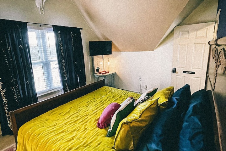 Room 102 of 118