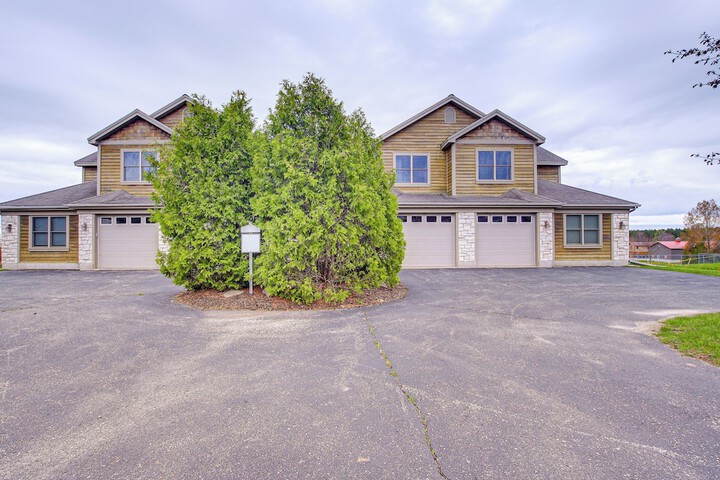Door County Townhome: Pool Access 1 Mi to Beach!