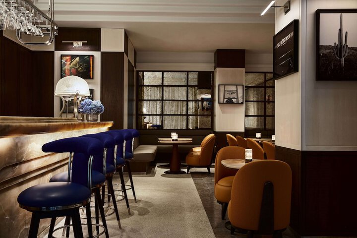 Lounge 84 of 97
