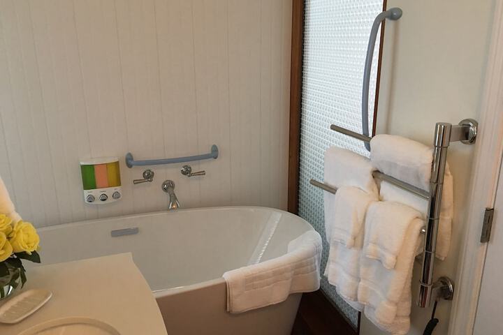 Camden Riverhouse Hotel