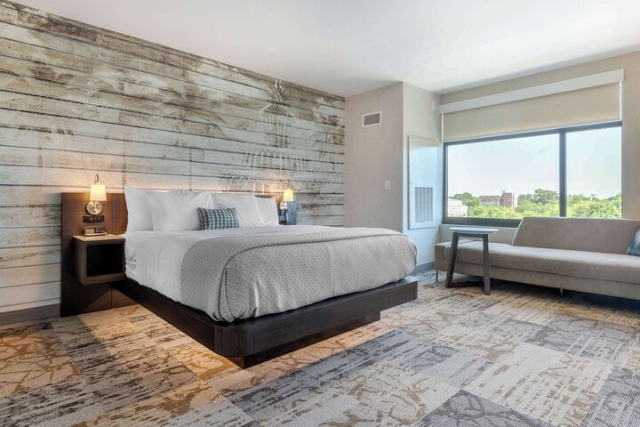Room 32 of 79