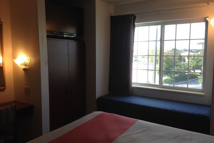 Room 33 of 38