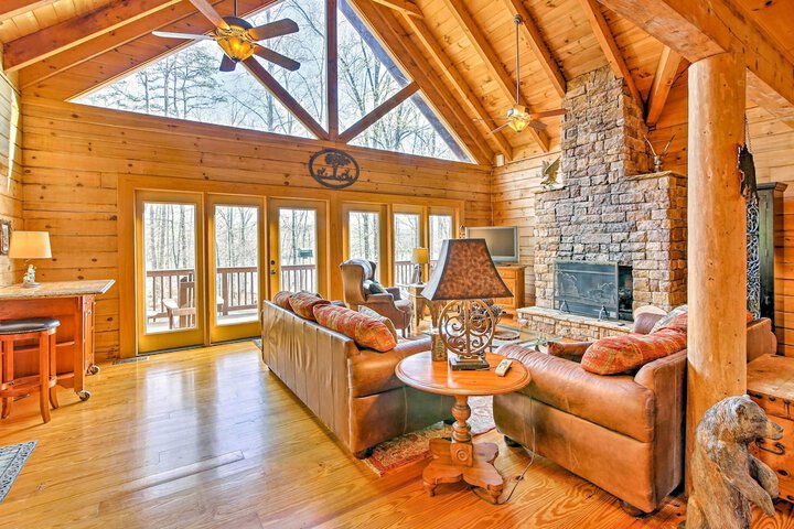 Lake Hartwell Lodge w / Dock Theater + Hot Tub!