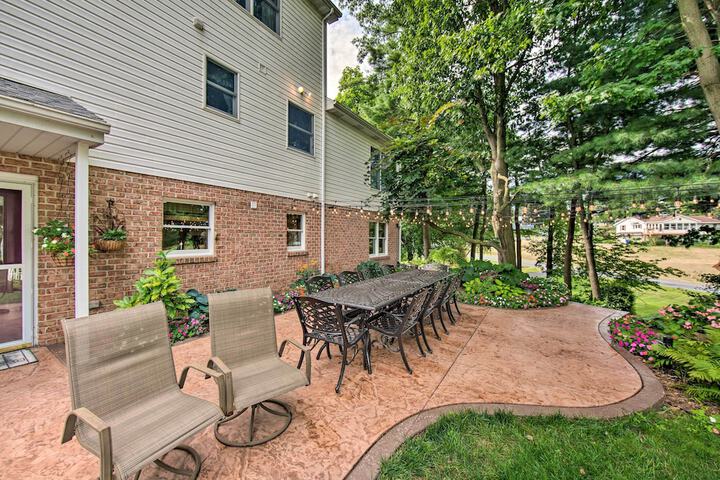 Charming Apartment w / Yard & Beautiful Gardens!