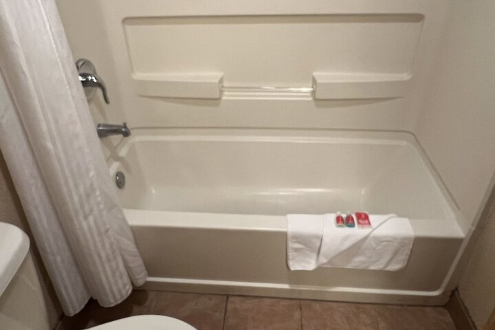 Econo Lodge Inn & Suites Walnut