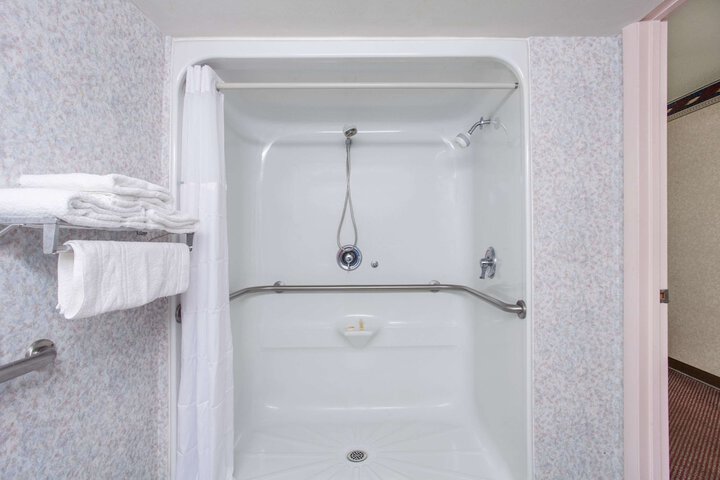 Room 6 of 25