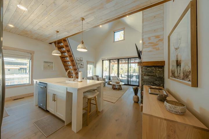 Wilderness Club Nest Modern Cabin Retreat for 9 w / Hot Tub