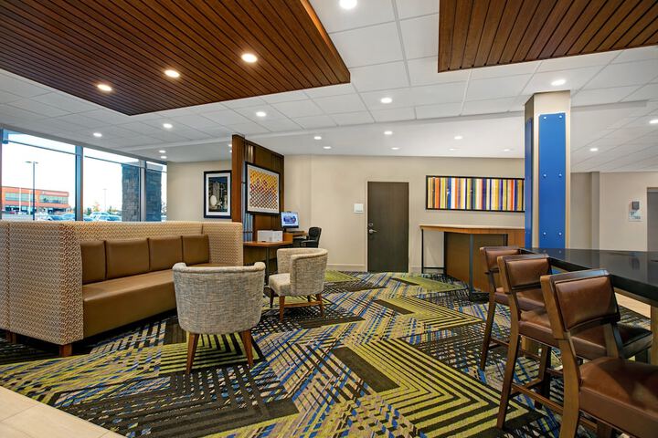 Holiday Inn Express & Suites Milwaukee - Brookfield by IHG