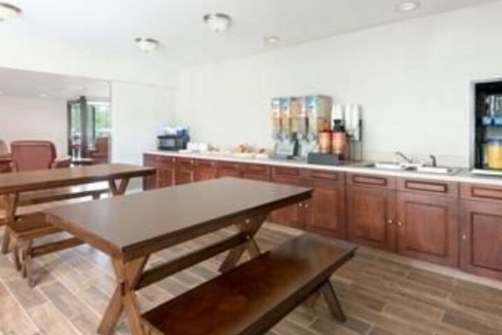 Super 8 by Wyndham Brook Park / Cleveland