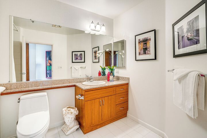 Luxe Condo w / Private Patio & Perks in Emeryville!