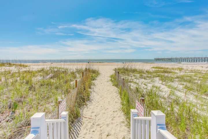 salt & Light Oceanfront Condo w / Pool & Elevator