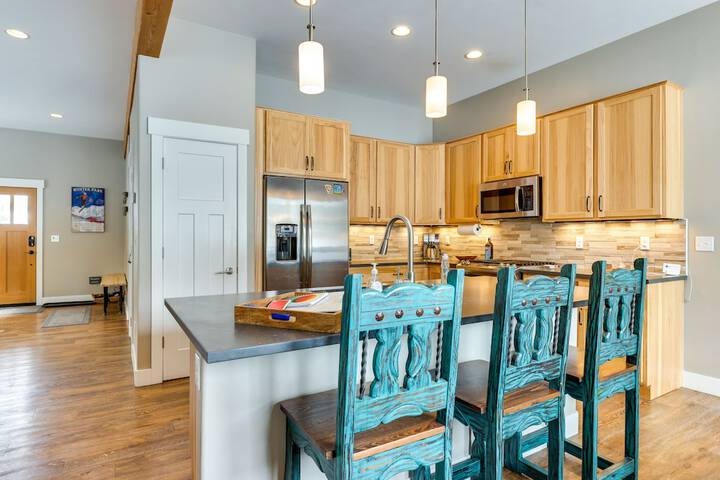 Convenient Fraser Townhome w / Hot Tub Near Hikes!
