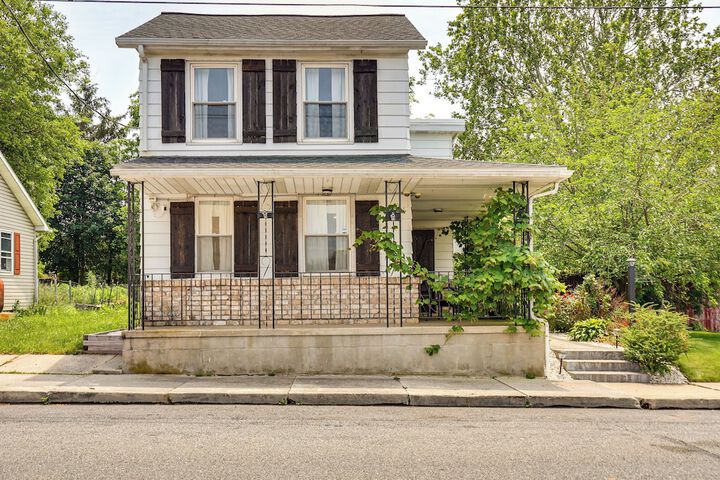 Fenced Backyard Grill & Deck: Bernville Home!