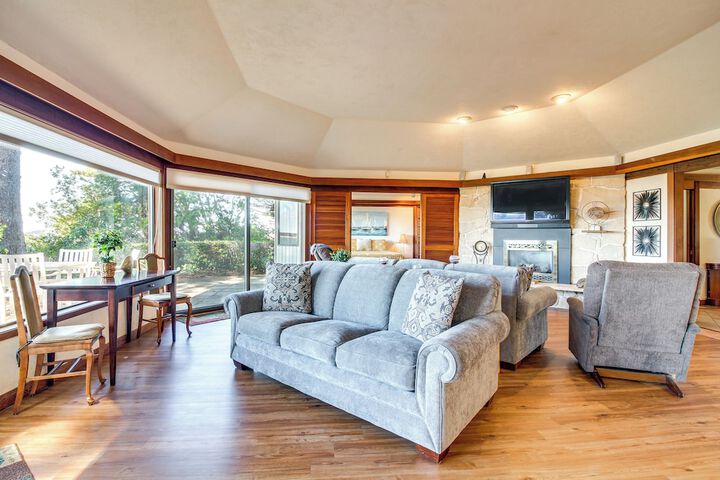 Enchanting Coos Bay Sanctuary w / Lush Views!