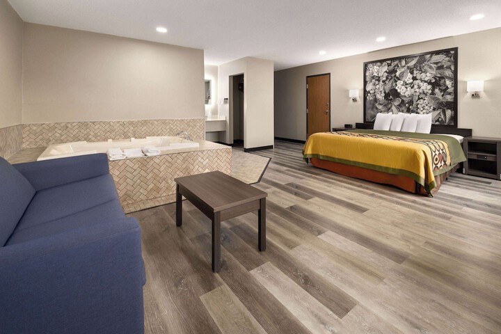 Super 8 by Wyndham Burnham / Lewistown