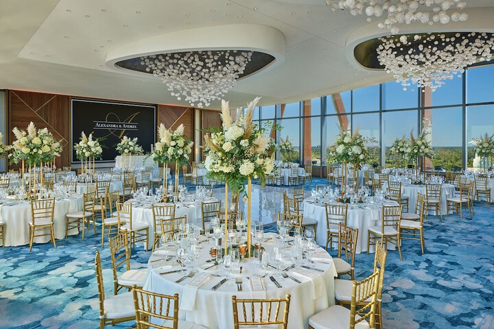 Ballroom/Hall 124 of 170