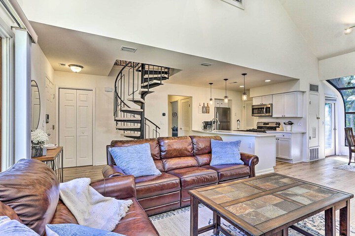 Gorgeous Vernon Township Condo w / Balcony!