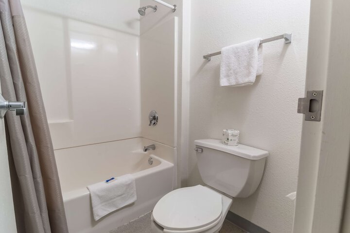 Room 10 of 28