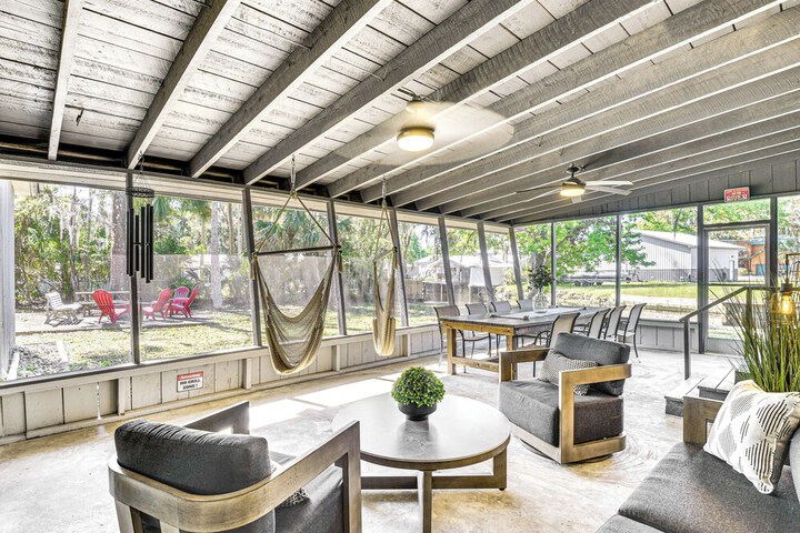 Charming Canalfront Retreat w / Double Boat Slip!