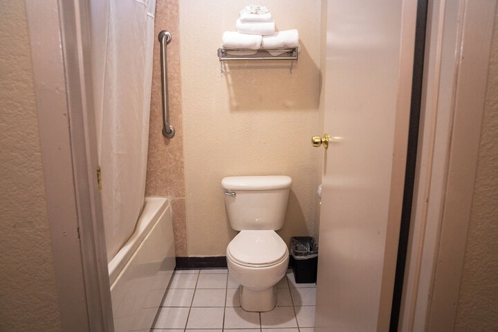 Room 18 of 37