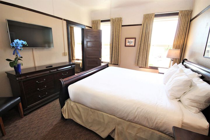 Room 33 of 51