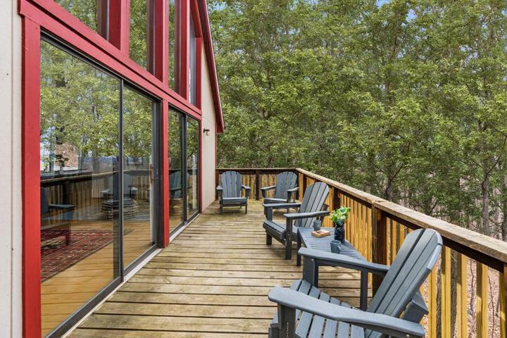 Modern Chalet w Hot Tub Large Deck, Grill & WiFi