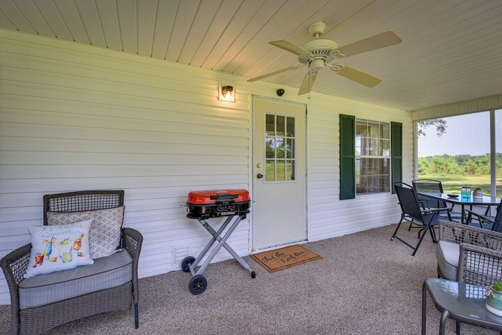 Sunny Florida Escape w / Screened-in Patio & Grill!
