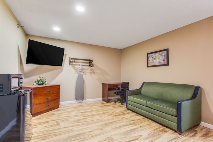 Room 6 of 28