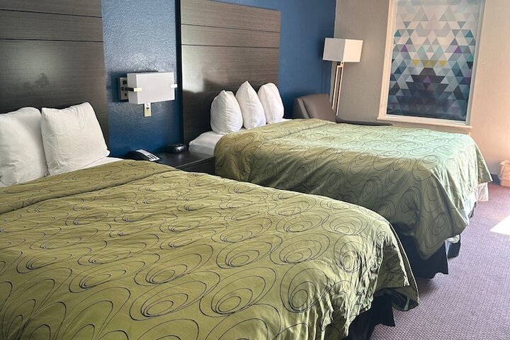 Clairmont Inn & Suites Warren