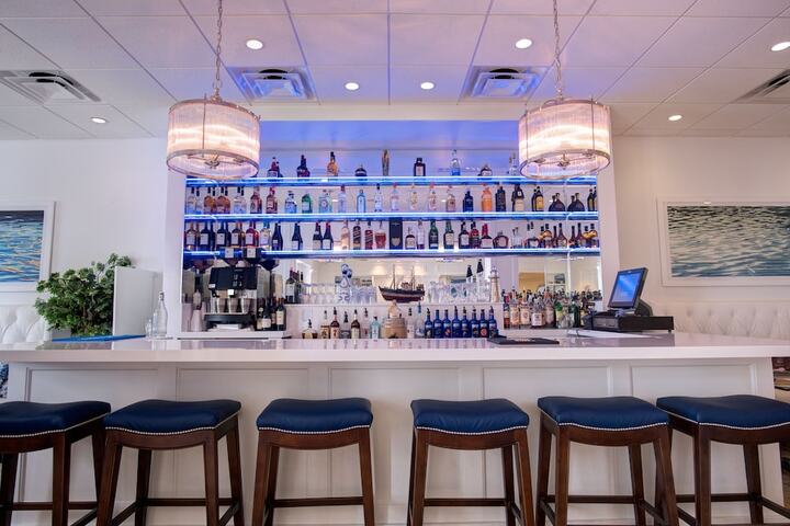 Lounge 106 of 145